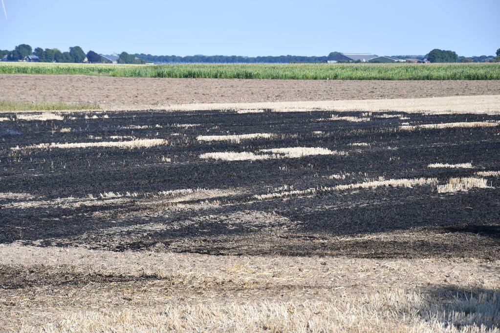 Brand verwoest groot deel akker