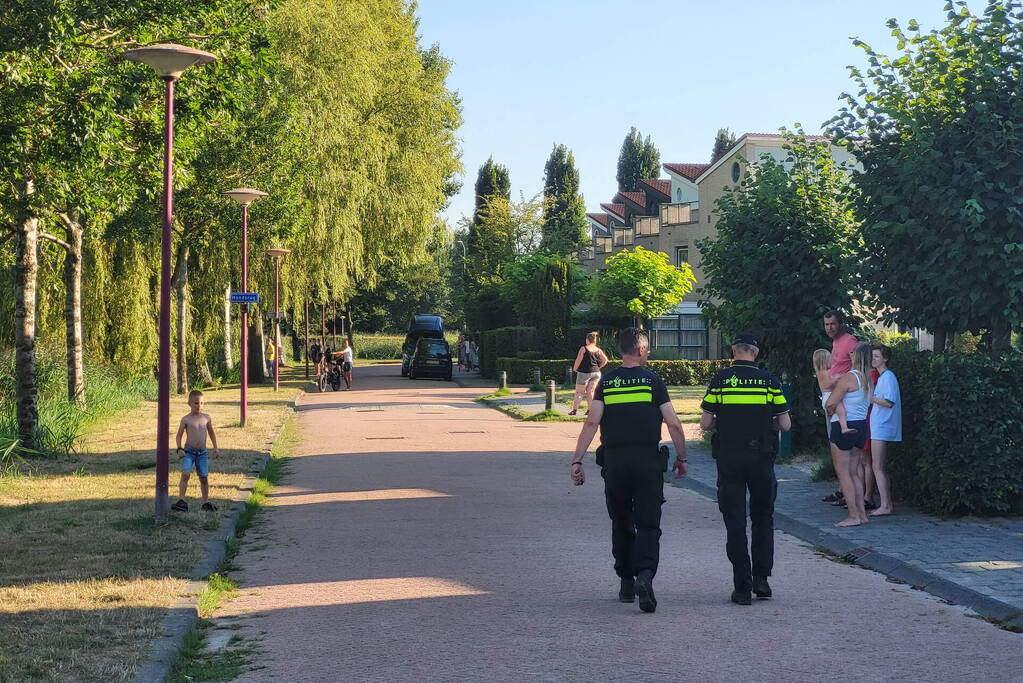 Brandweer blust bermbrand naast treinspoor