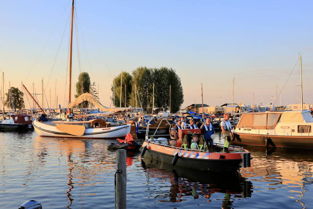 Waterscooter raakt in problemen op Eemmeer