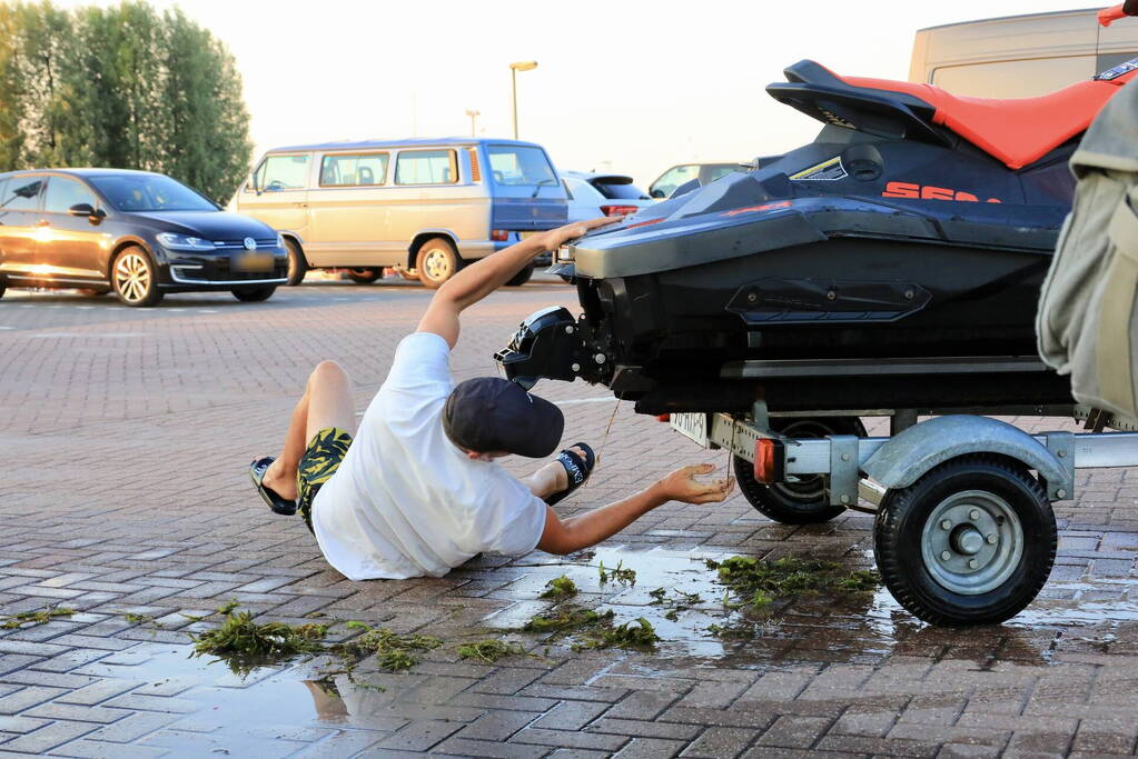 Waterscooter raakt in problemen op Eemmeer