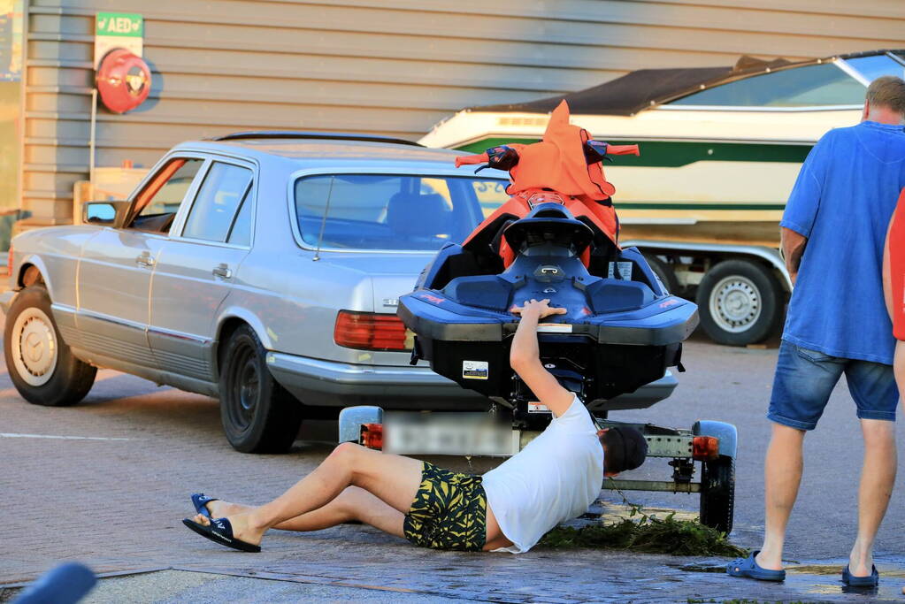 Waterscooter raakt in problemen op Eemmeer