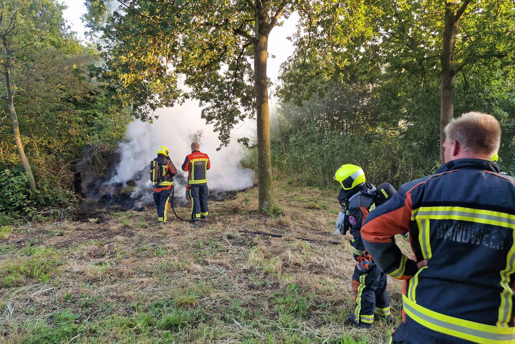 Veel rook bij brand in bosschage
