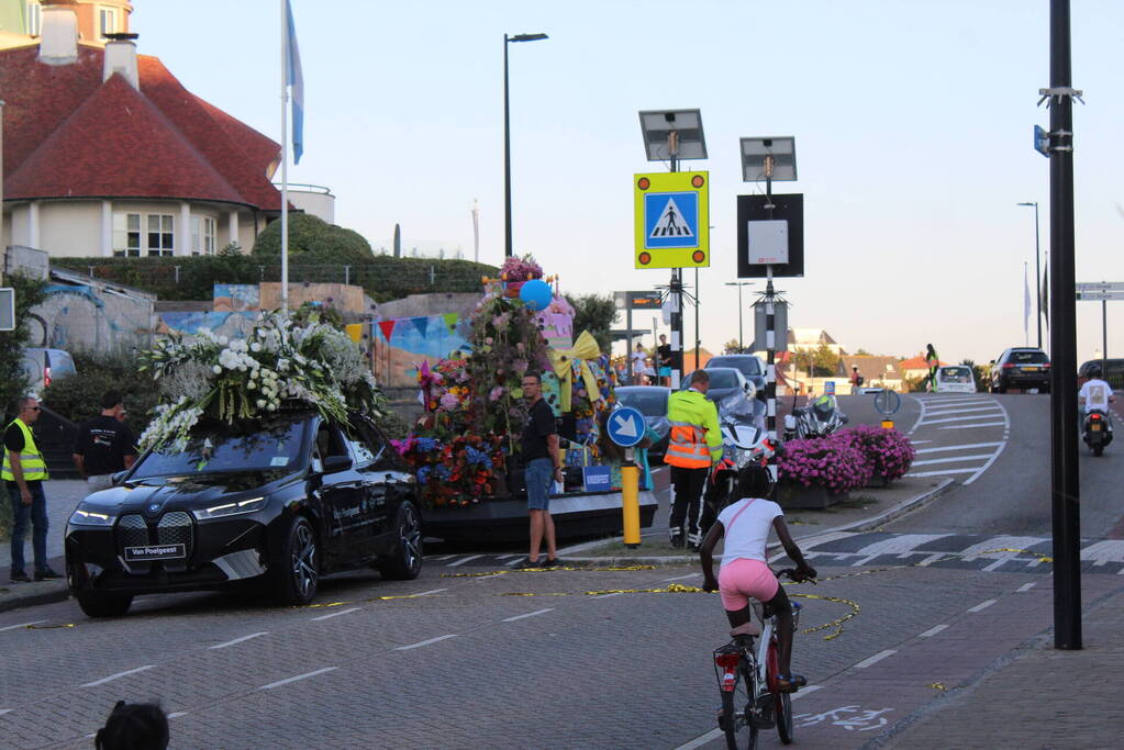 Persoon raakt bekneld onder praalwagen Holland Flower Parade