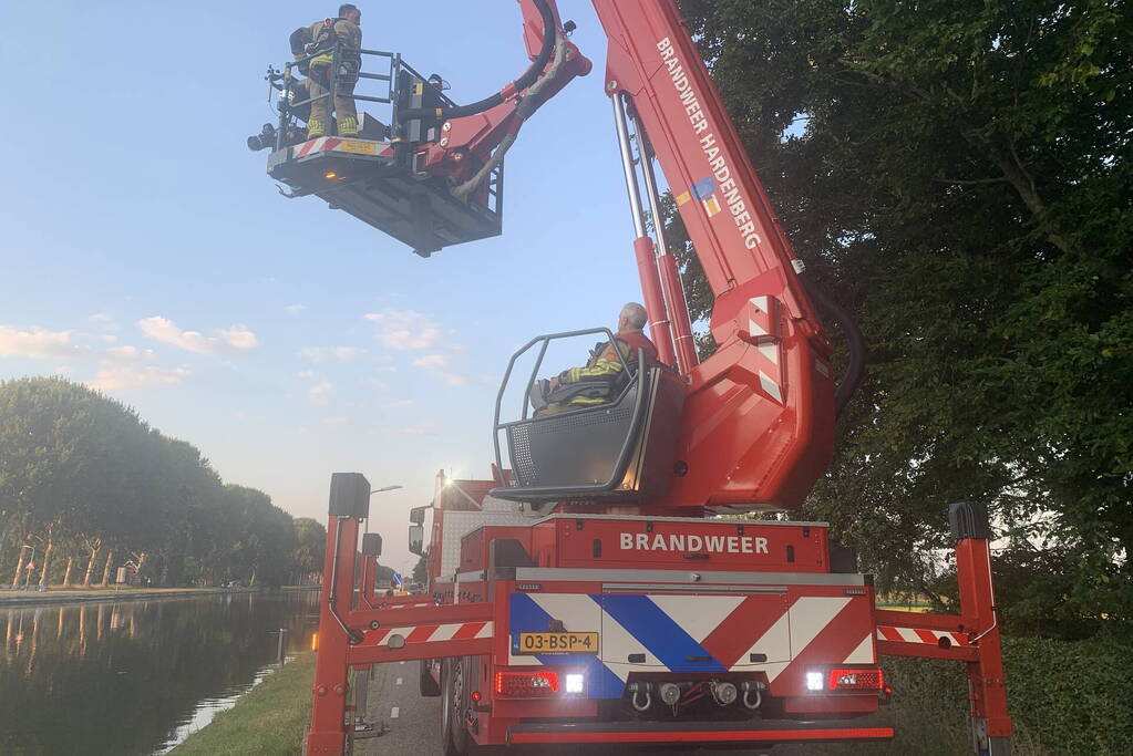 Gevaarlijk hangende tak verwijderd door brandweer