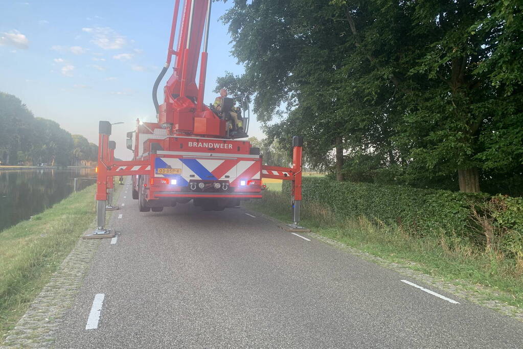 Gevaarlijk hangende tak verwijderd door brandweer