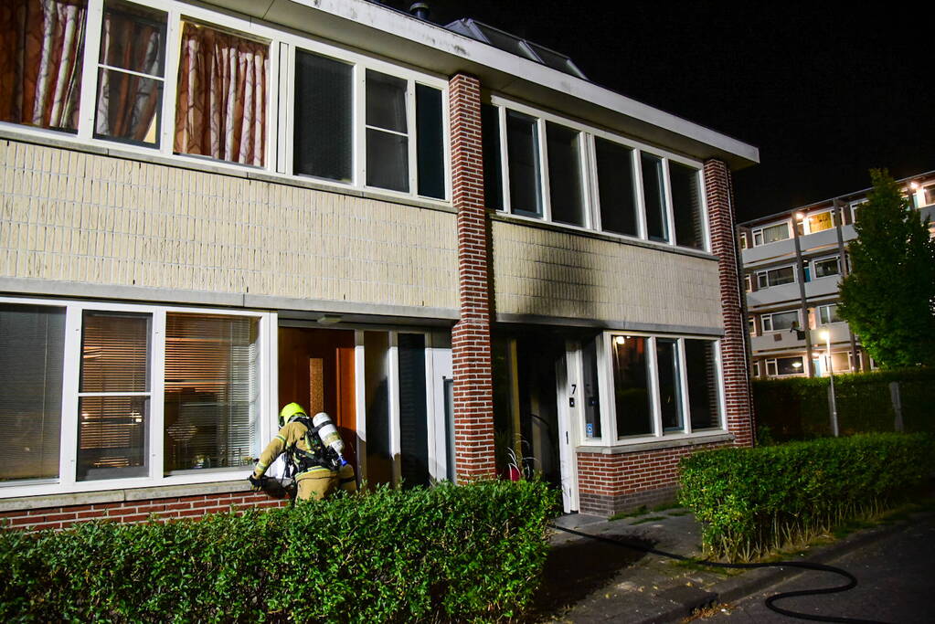Uitslaande brand verwoest woning