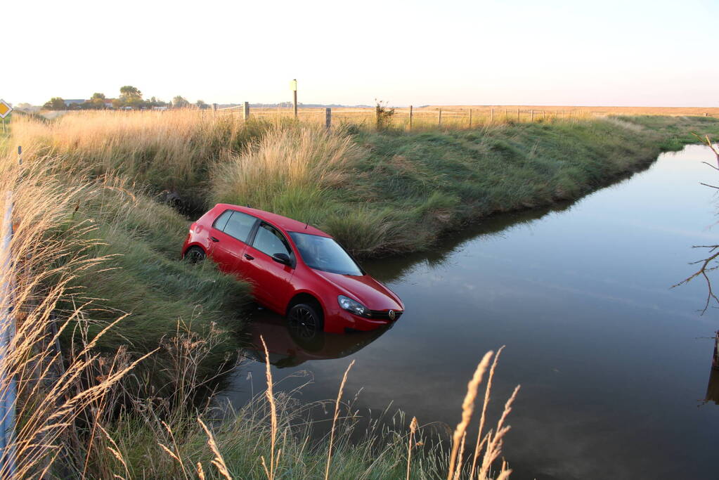 Automobilist belandt met auto te water