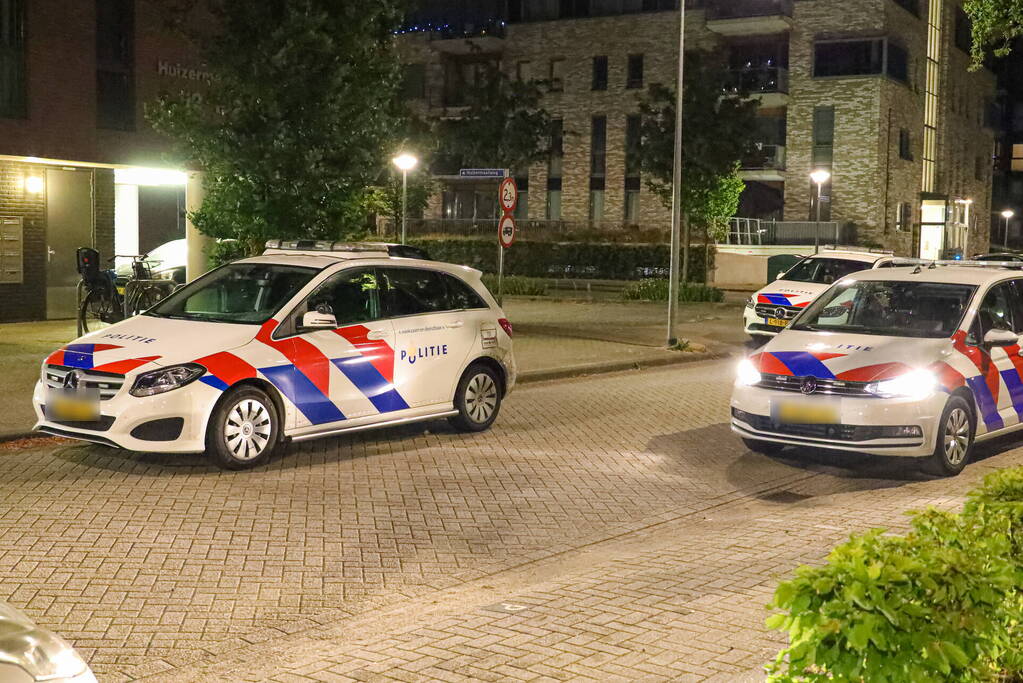 Vrouw door politie uit appartement gehaald