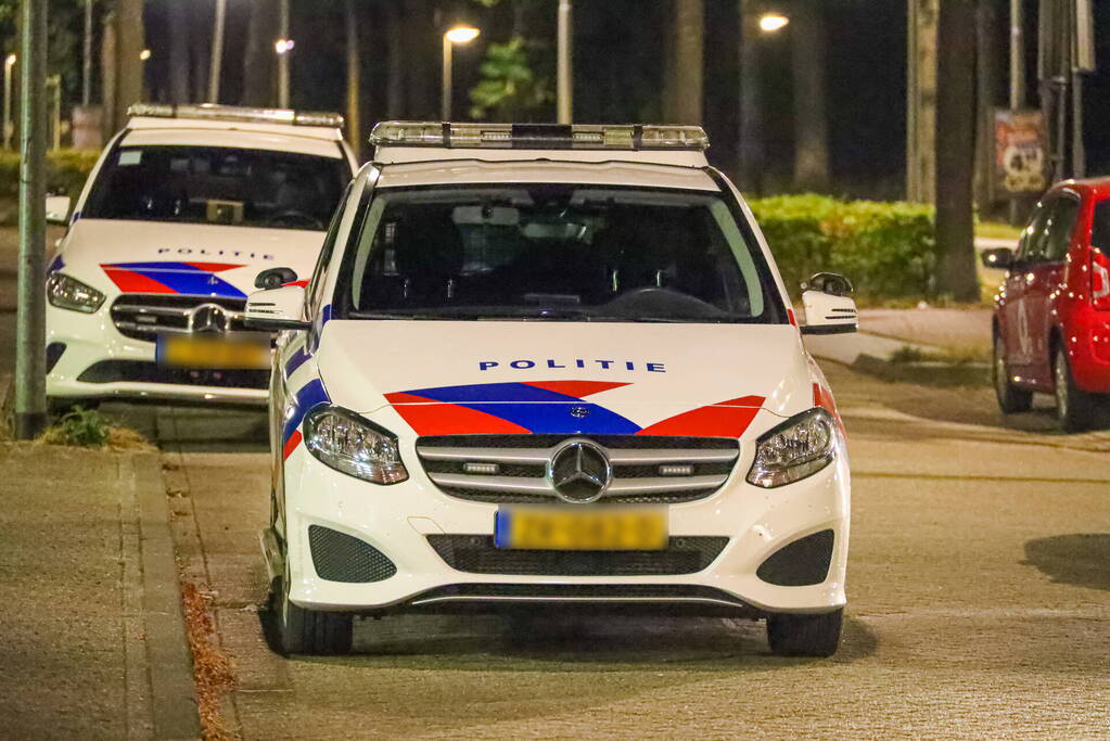 Vrouw door politie uit appartement gehaald