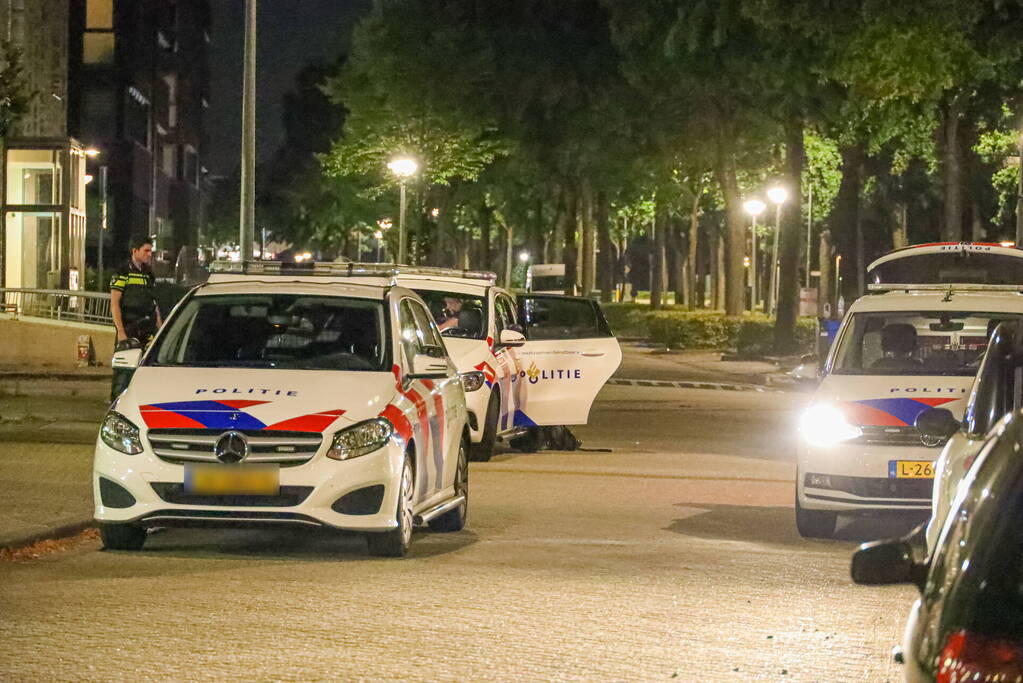 Vrouw door politie uit appartement gehaald