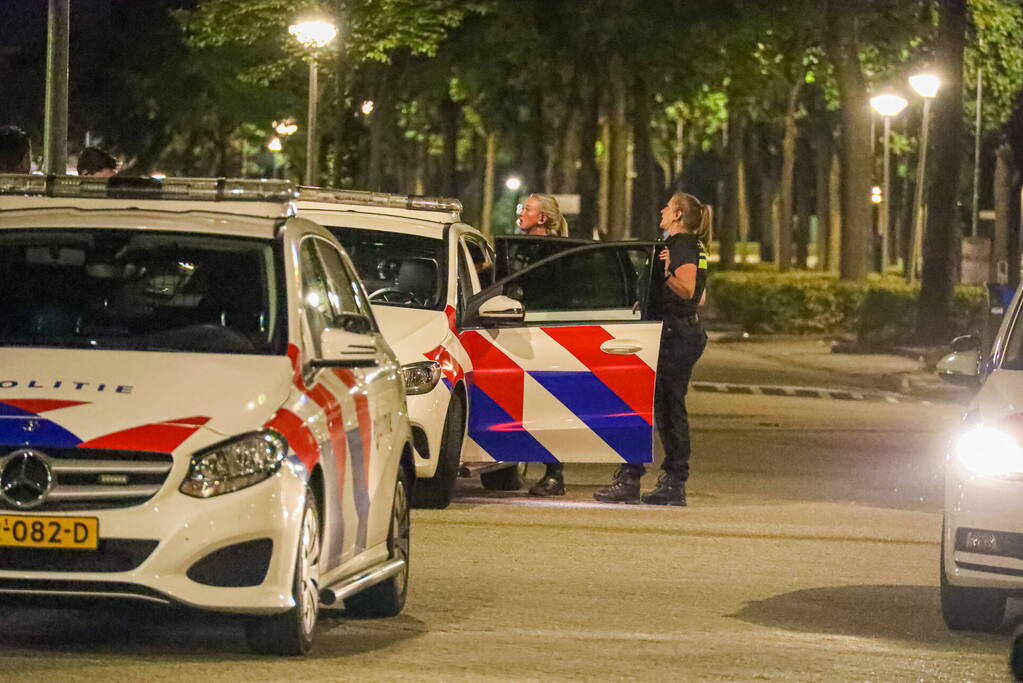 Vrouw door politie uit appartement gehaald