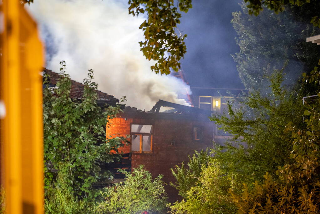 Dak kraakpand ingestort na grote brand