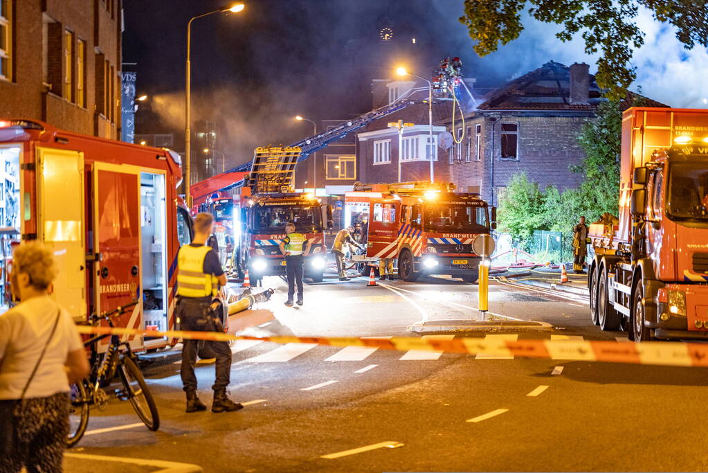 Dak kraakpand ingestort na grote brand