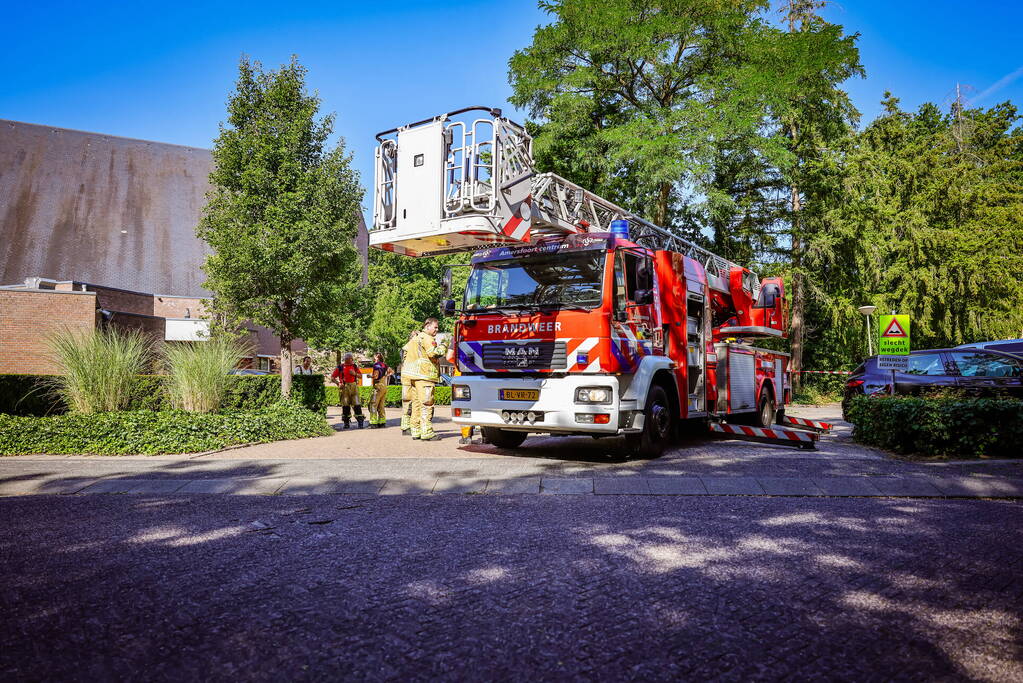 Brandweer verwijdert takken bij Elimkerk