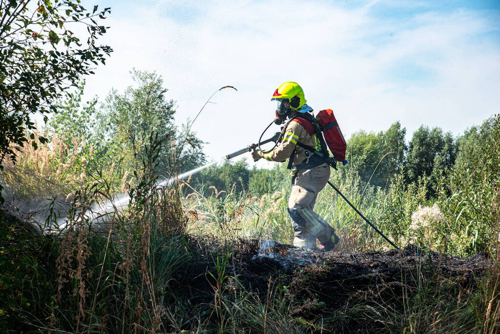 Brandweer blust flinke natuurbrand