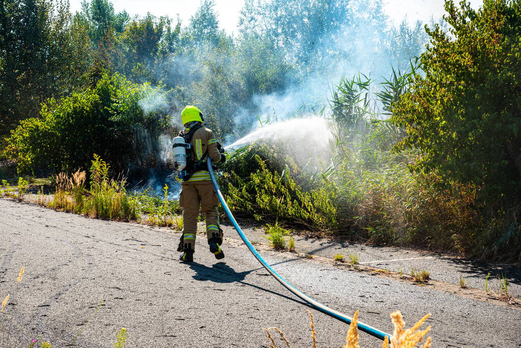 Brandweer blust flinke natuurbrand