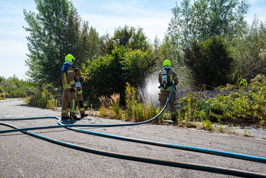Brandweer blust flinke natuurbrand