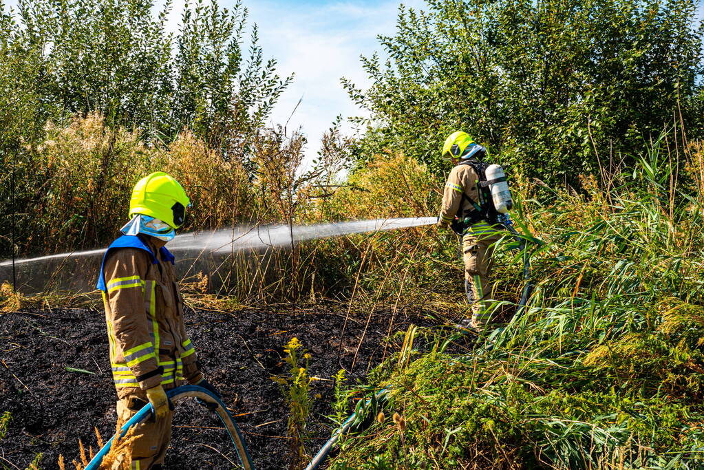 Brandweer blust flinke natuurbrand