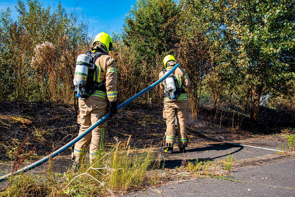 Brandweer blust flinke natuurbrand