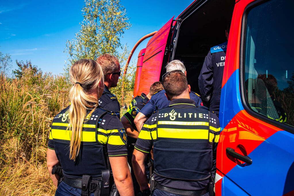 Brandweer blust flinke natuurbrand