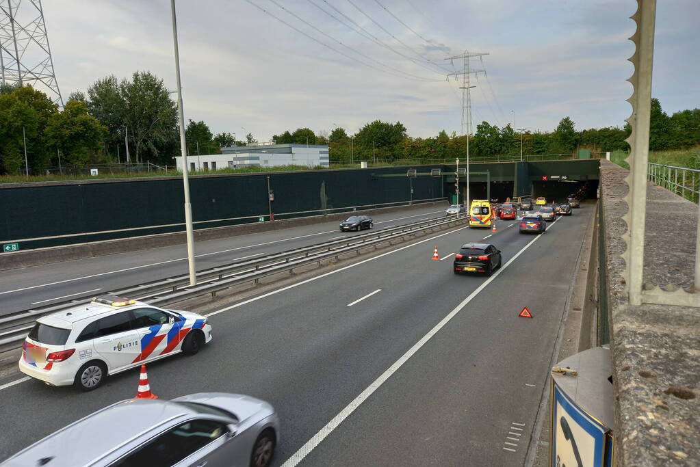 Vlaketunnel deels afgesloten door kettingbotsing