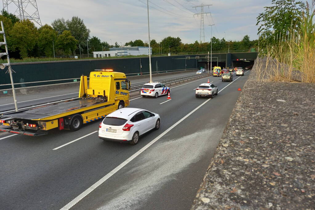 Vlaketunnel deels afgesloten door kettingbotsing