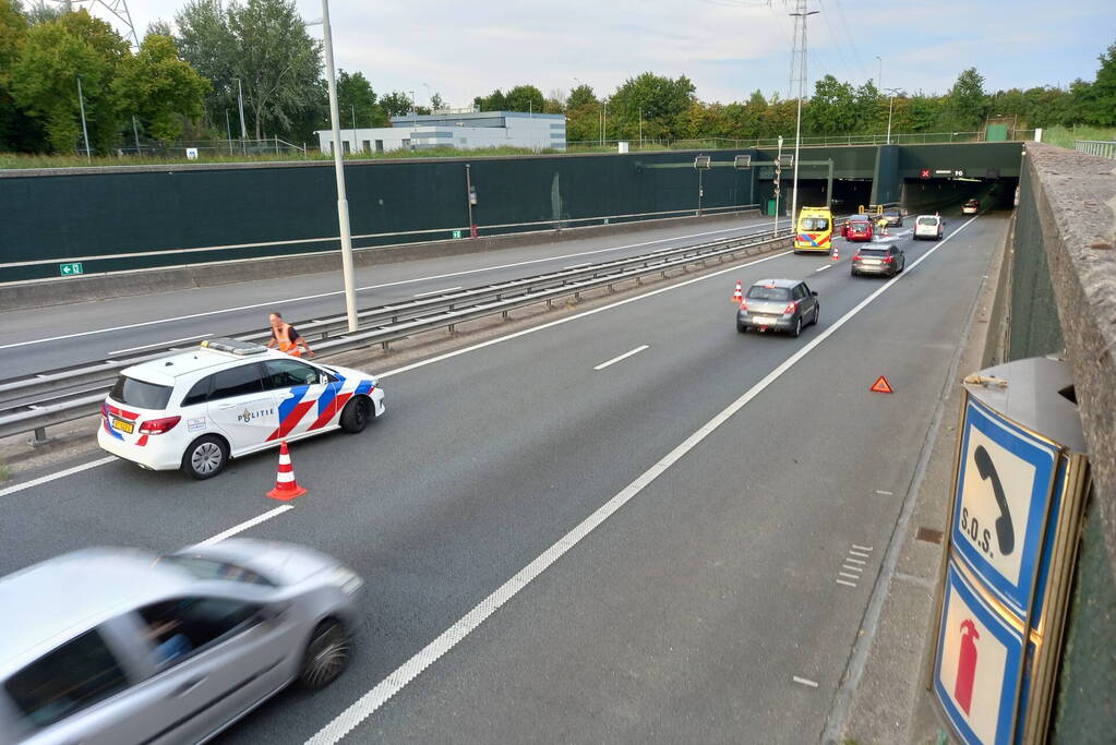 Vlaketunnel deels afgesloten door kettingbotsing