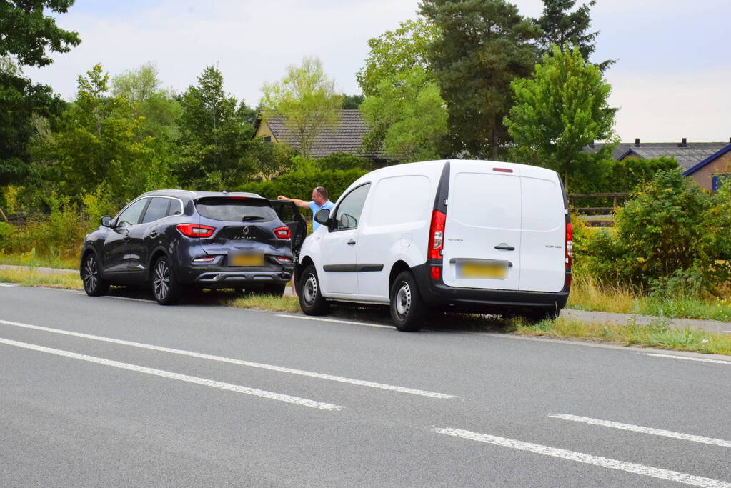 Kop-staartbotsing bestelbus en personenauto