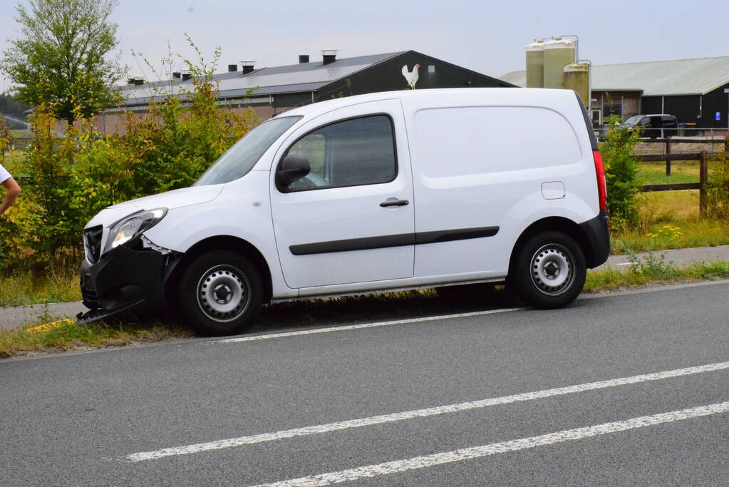 Kop-staartbotsing bestelbus en personenauto