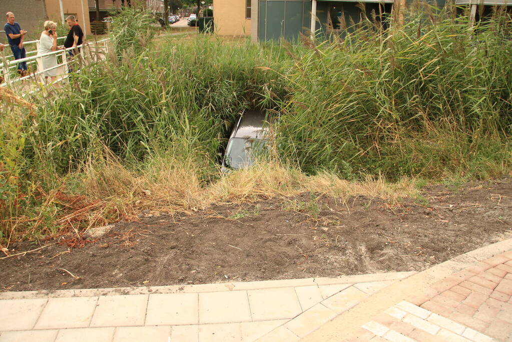 Auto te water geraakt na vergeten handrem