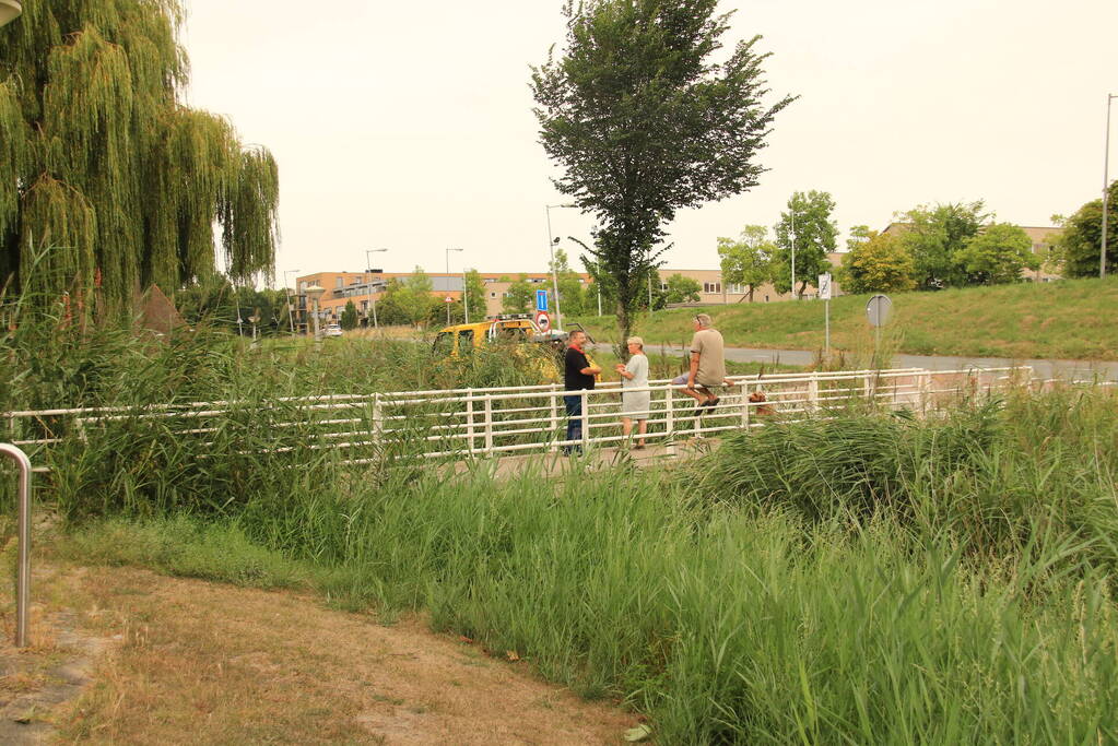 Auto te water geraakt na vergeten handrem