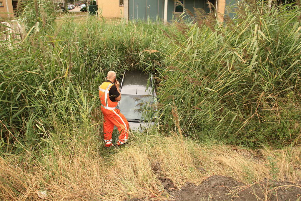 Auto te water geraakt na vergeten handrem