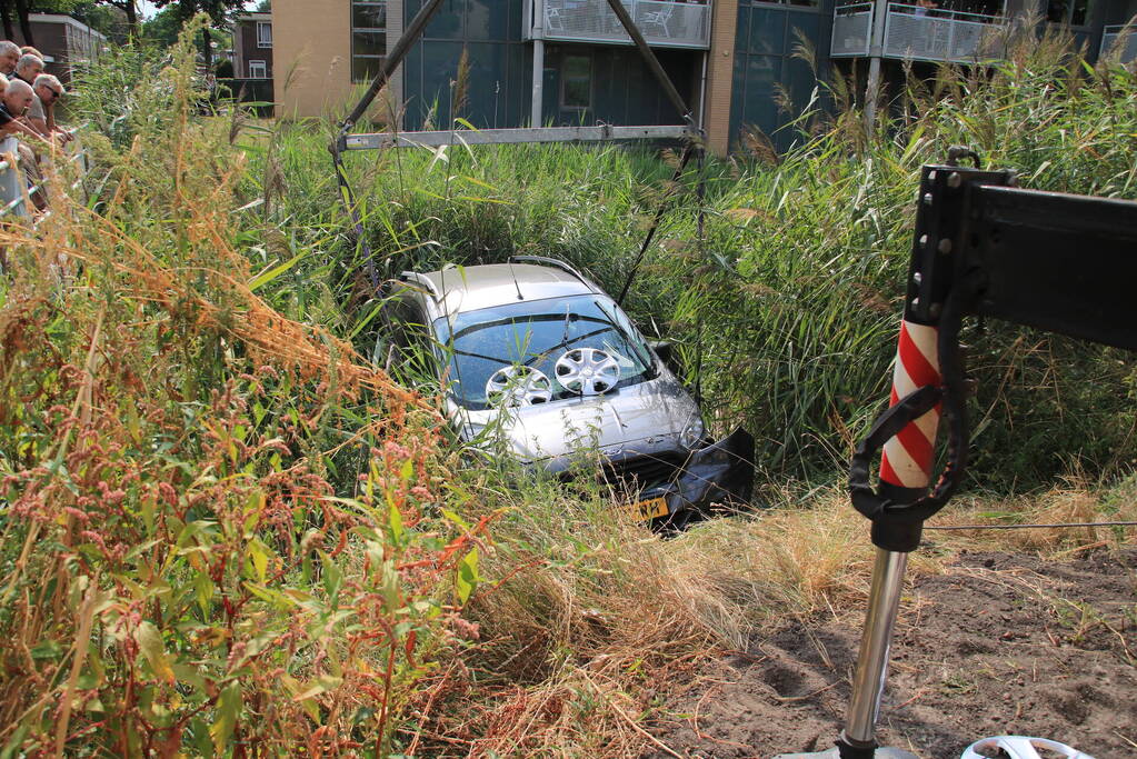 Auto te water geraakt na vergeten handrem