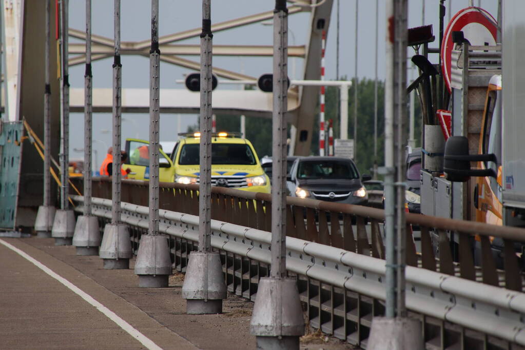 Lange files door pechgeval op Merwedebrug