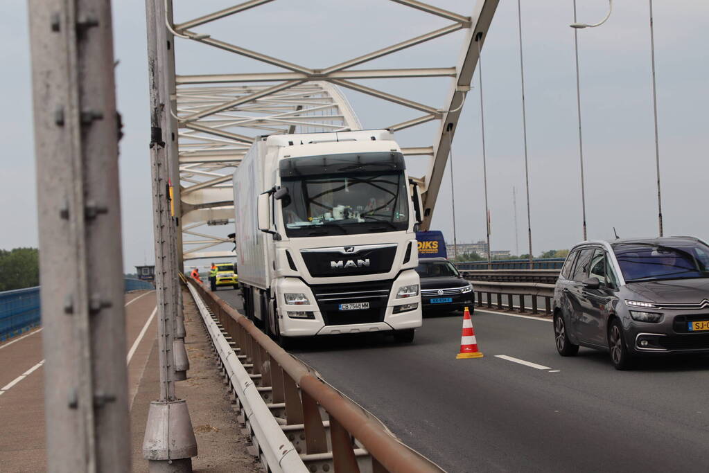 Lange files door pechgeval op Merwedebrug