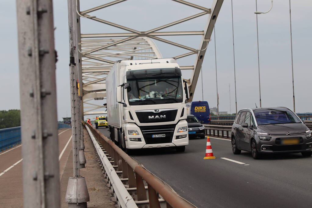 Lange files door pechgeval op Merwedebrug