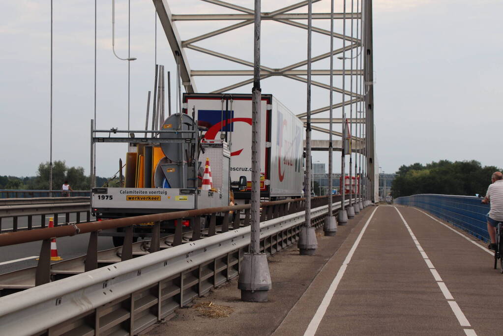 Lange files door pechgeval op Merwedebrug