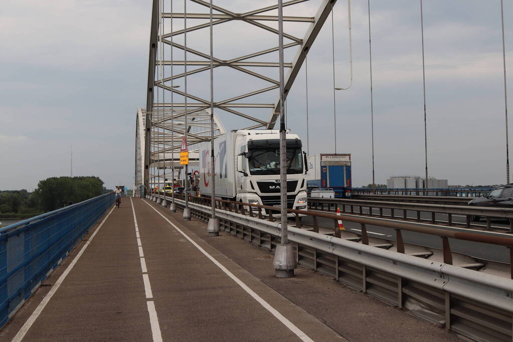 Lange files door pechgeval op Merwedebrug