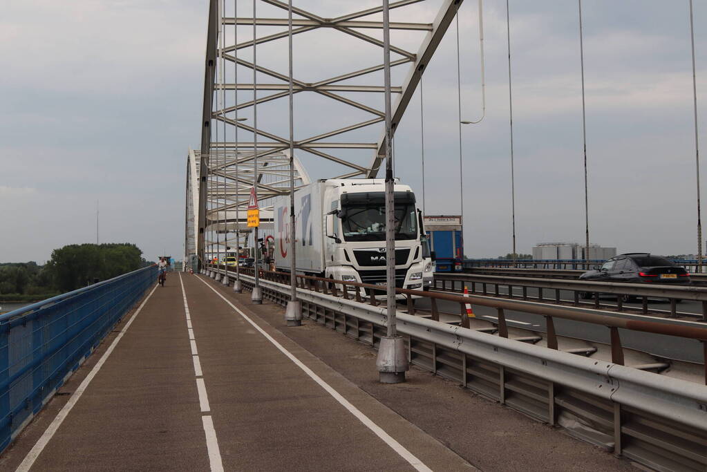 Lange files door pechgeval op Merwedebrug