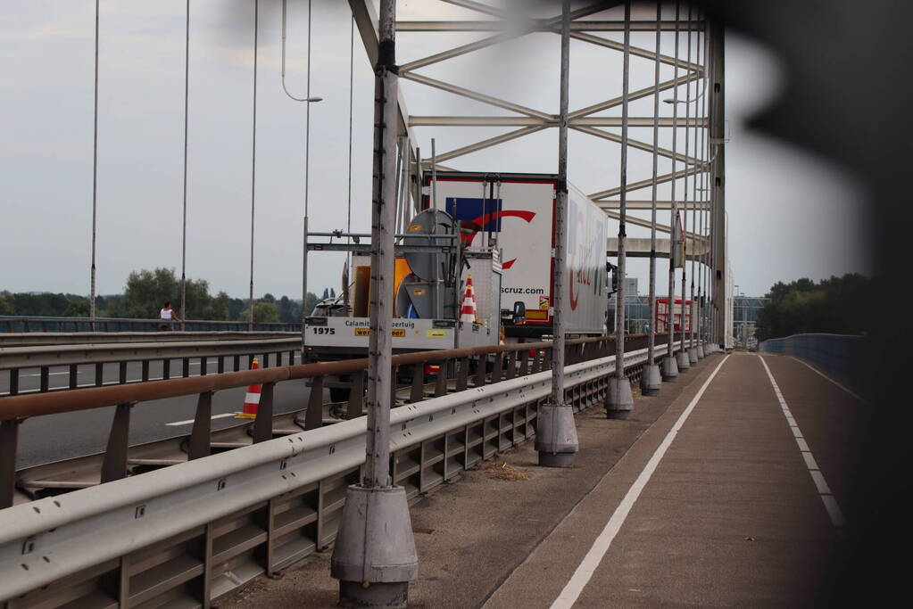Lange files door pechgeval op Merwedebrug