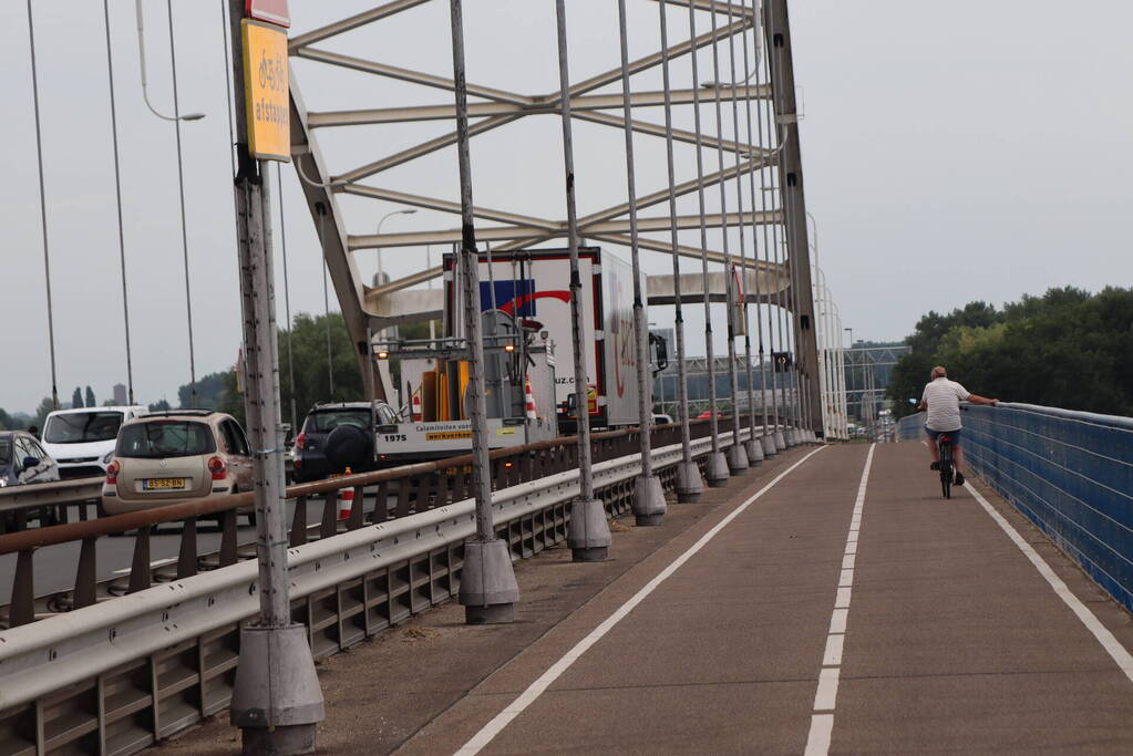 Lange files door pechgeval op Merwedebrug
