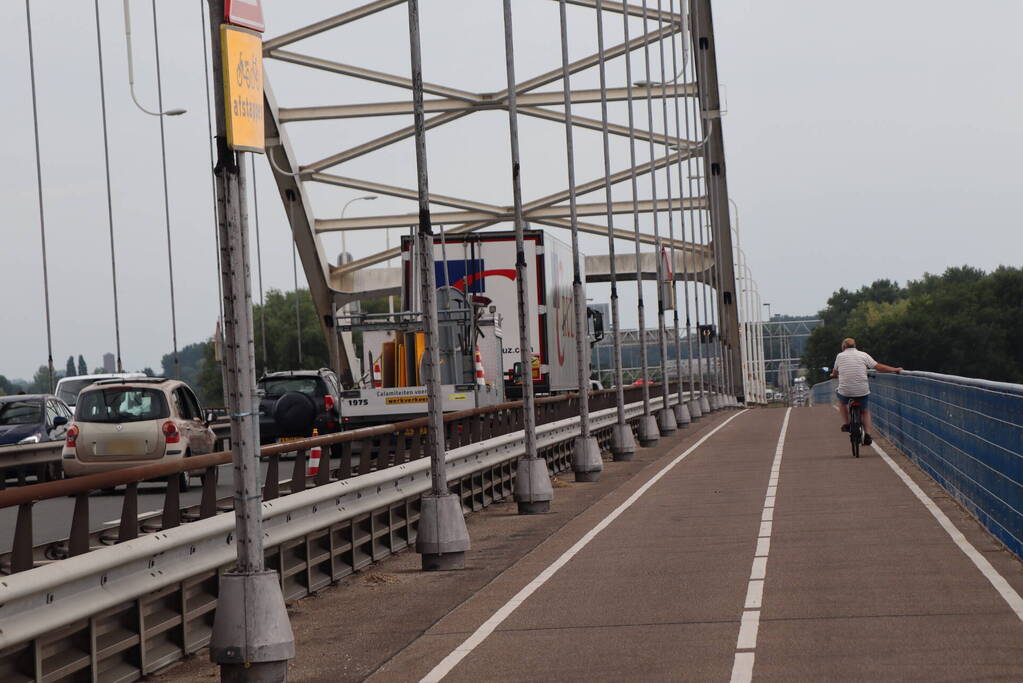 Lange files door pechgeval op Merwedebrug