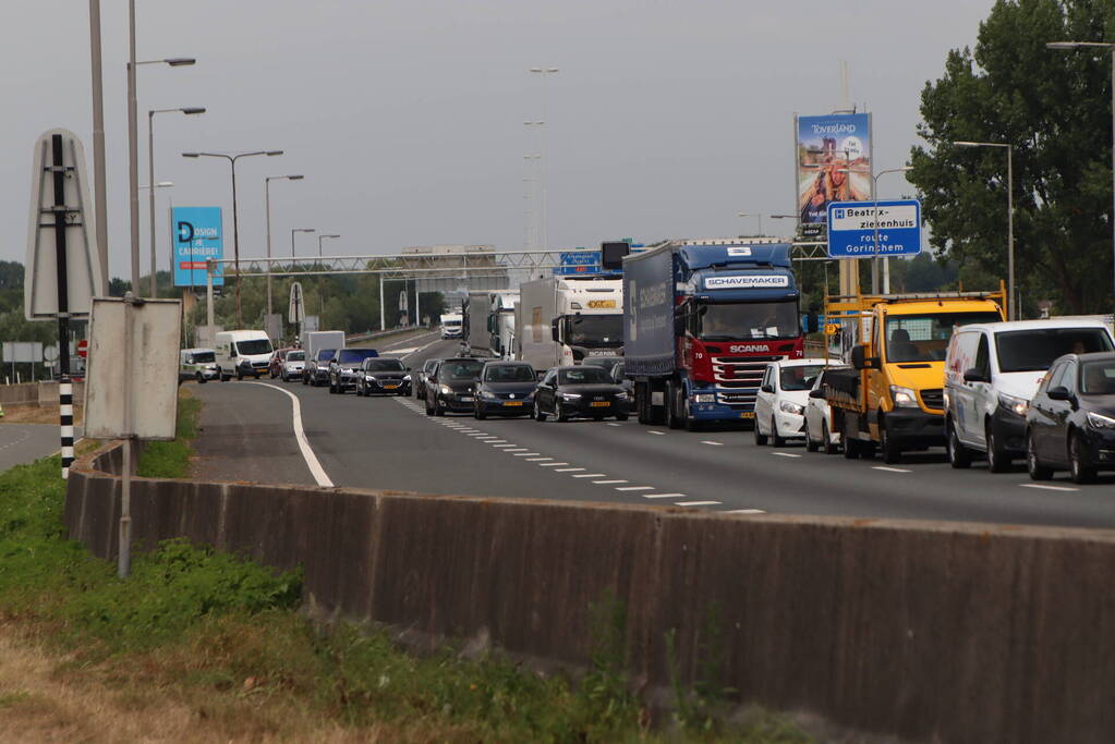 Lange files door pechgeval op Merwedebrug