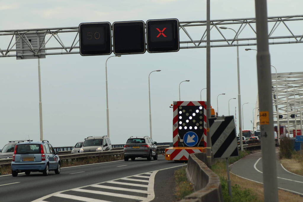 Lange files door pechgeval op Merwedebrug