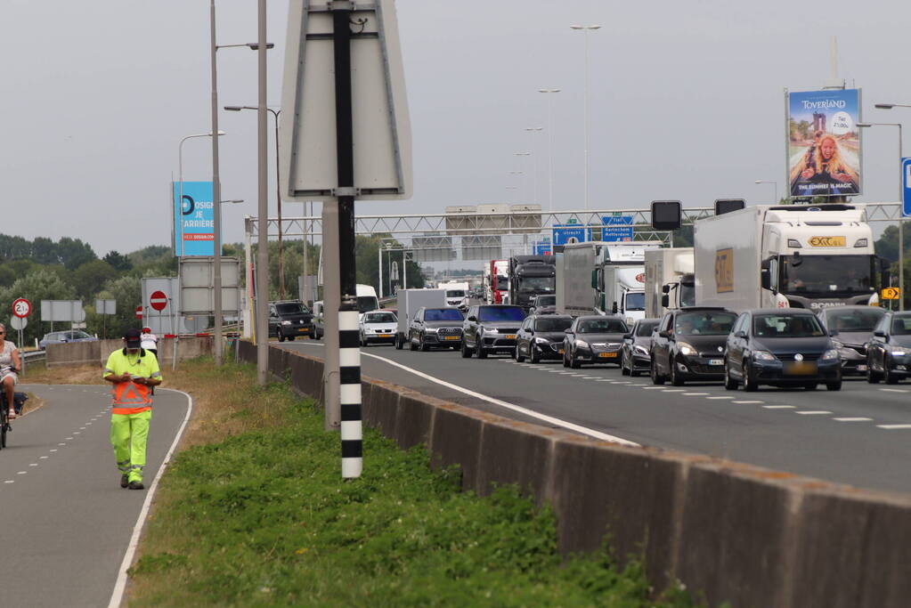 Lange files door pechgeval op Merwedebrug