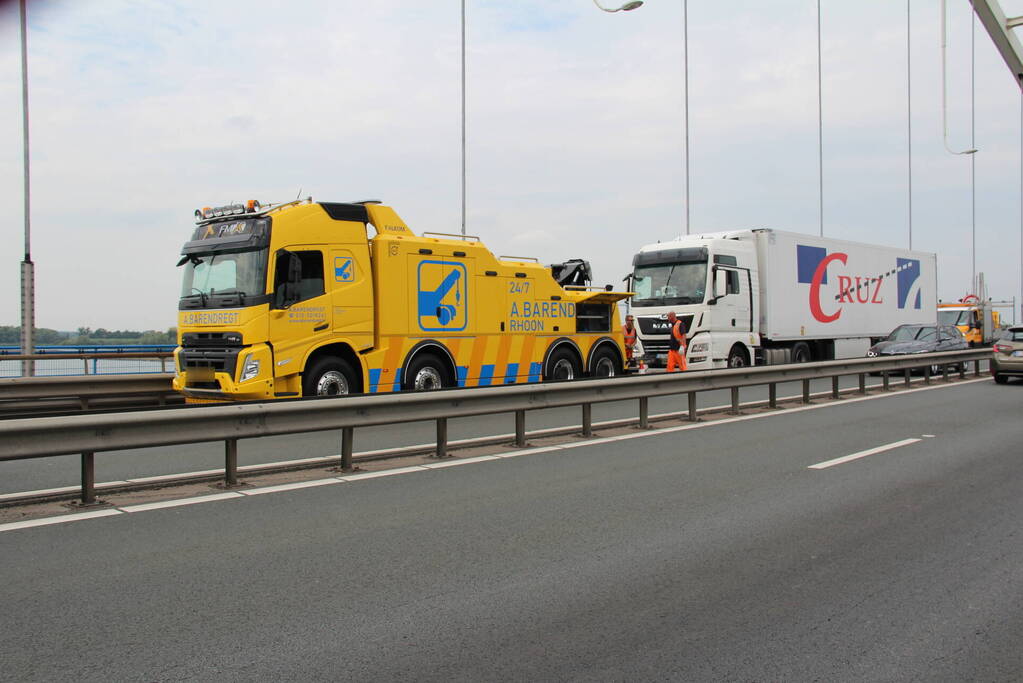 Lange files door pechgeval op Merwedebrug