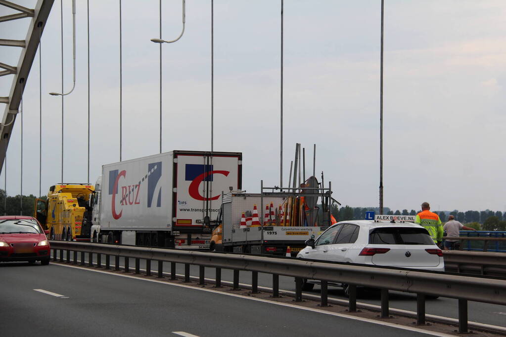 Lange files door pechgeval op Merwedebrug