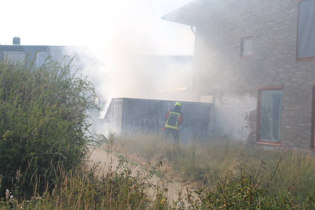 Schutting van woning vat vlam