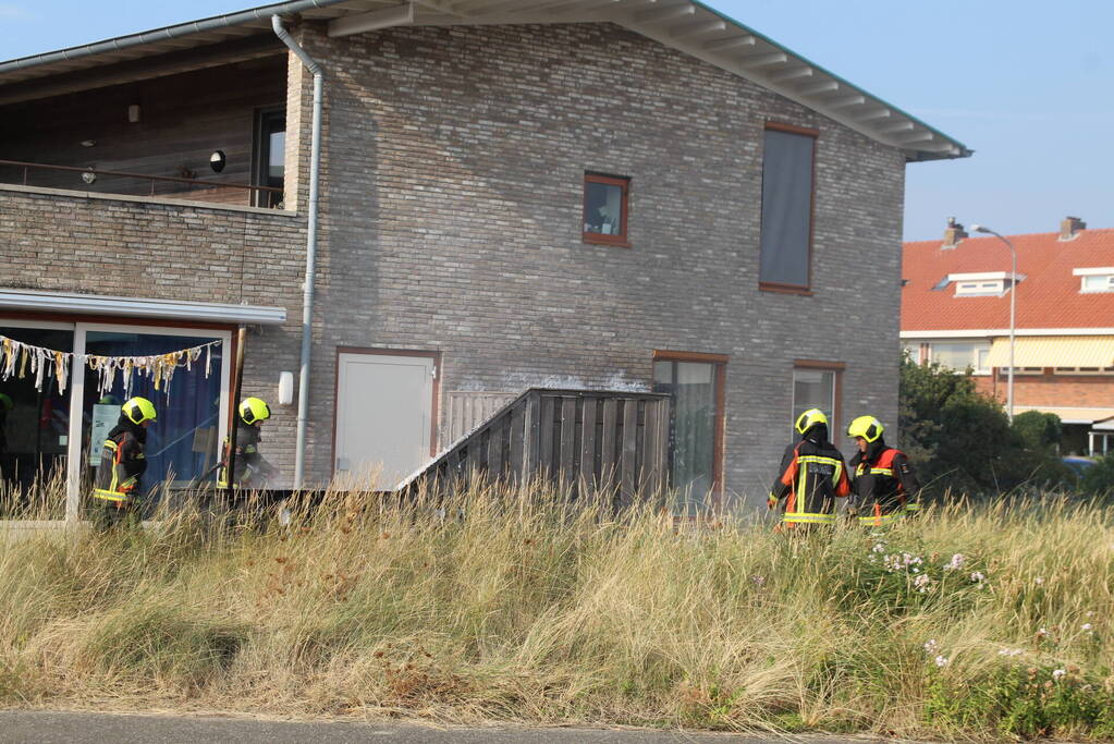 Schutting van woning vat vlam