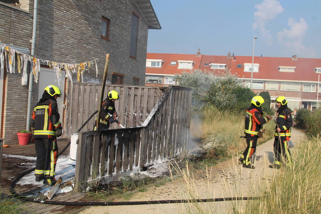 Schutting van woning vat vlam